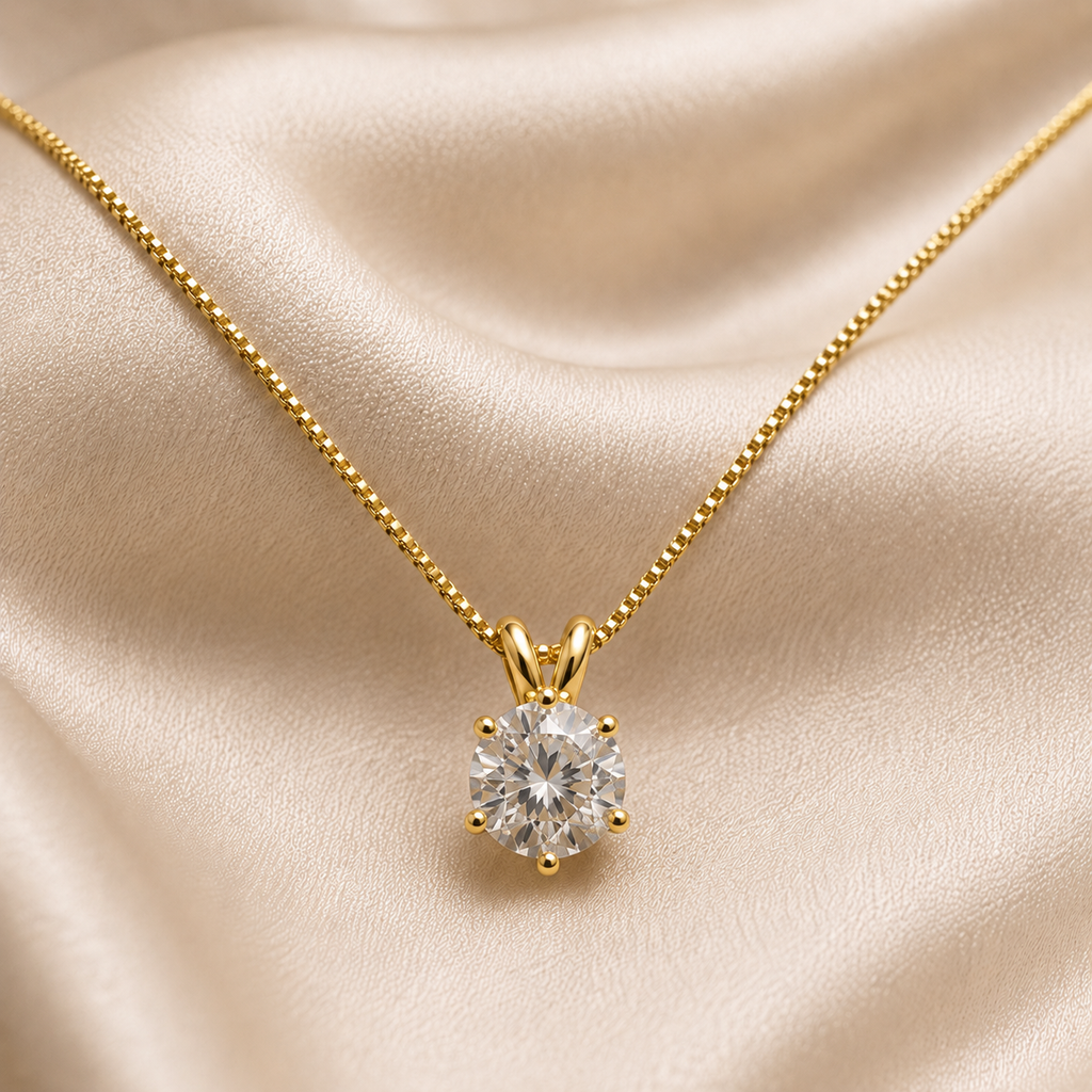 Collar solitario de plata 925 bañado en oro 18k con piedra moissanita.