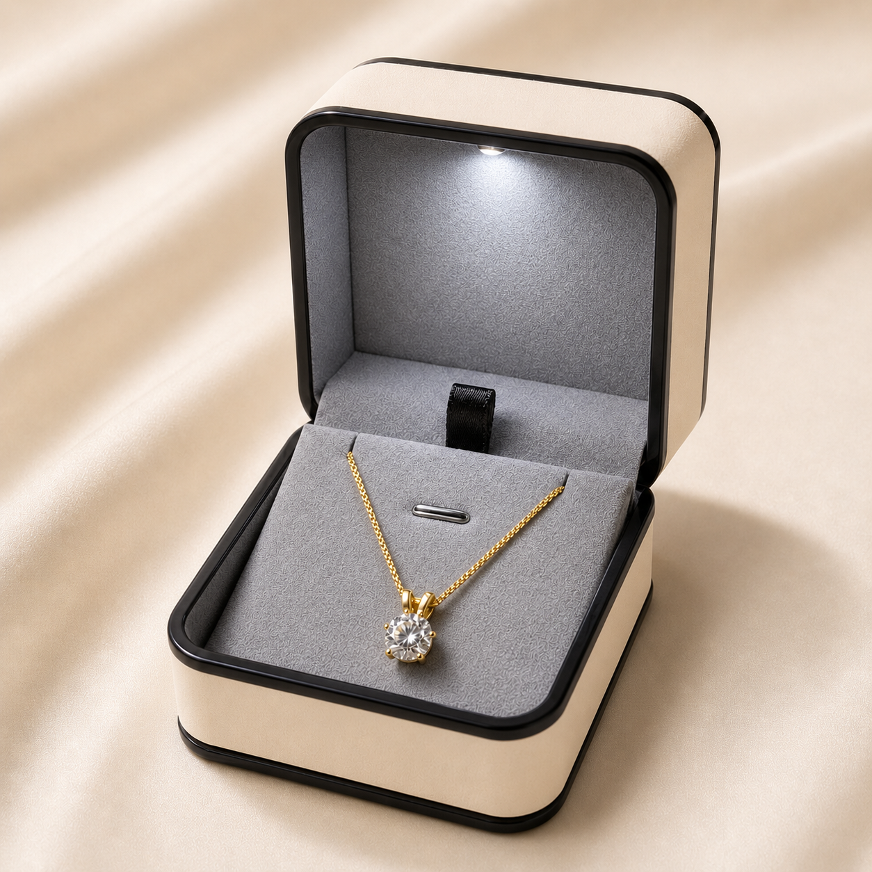 Collar solitario de plata 925 bañado en oro 18k con piedra moissanita.