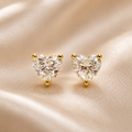 Aretes de corazón de plata 925 bañado en oro 18k con una piedra de lujo.