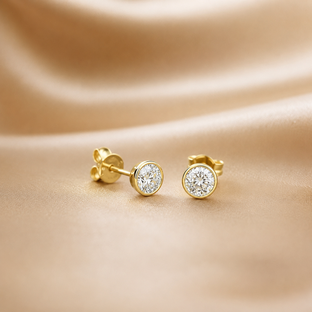 Aretes redondos de plata 925 bañada en oro 18 quilates con piedra.