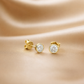 Aretes redondos de plata 925 bañada en oro 18 quilates con piedra.