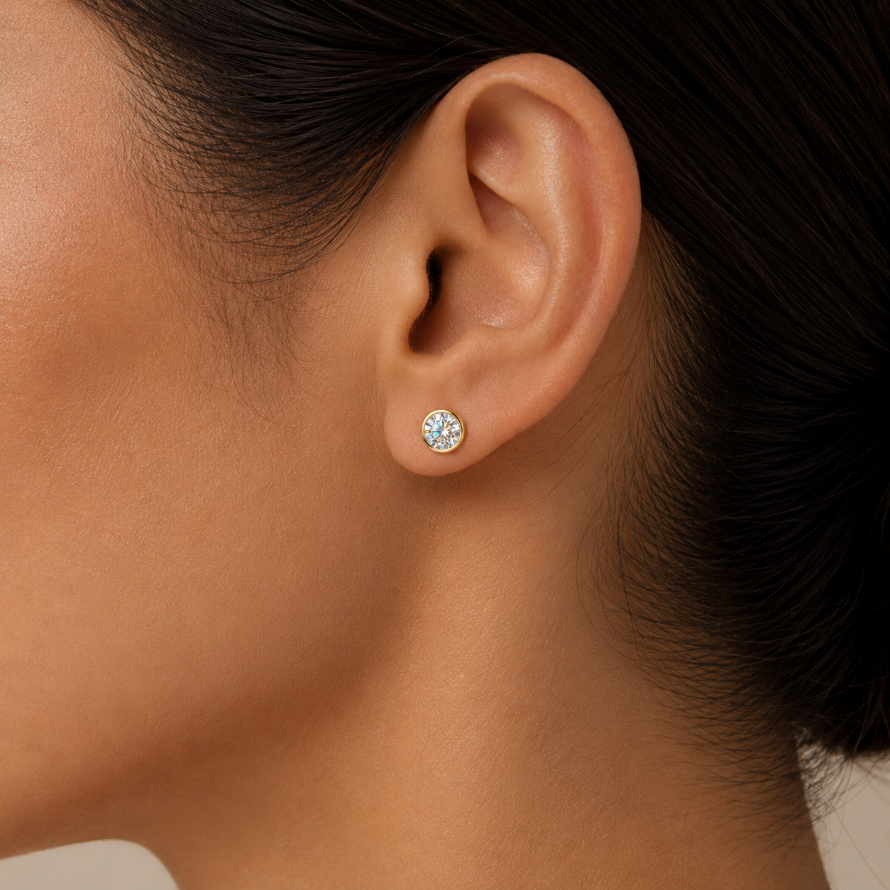 Aretes redondos de plata 925 bañada en oro 18 quilates con piedra.